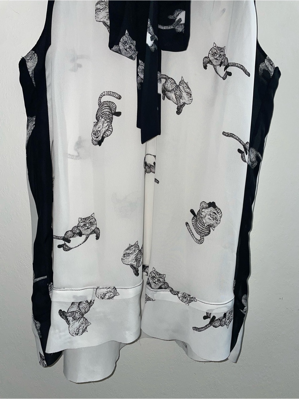 Disney Alice In Wonderland Black & White Cat Print Tie-Neck Top Women’s Size M - Picture 4 of 10